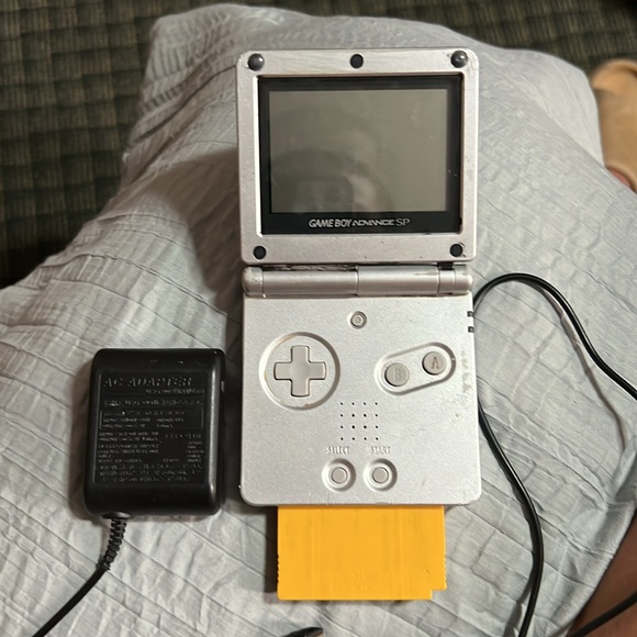 Gameboy - Picture 2 of 3